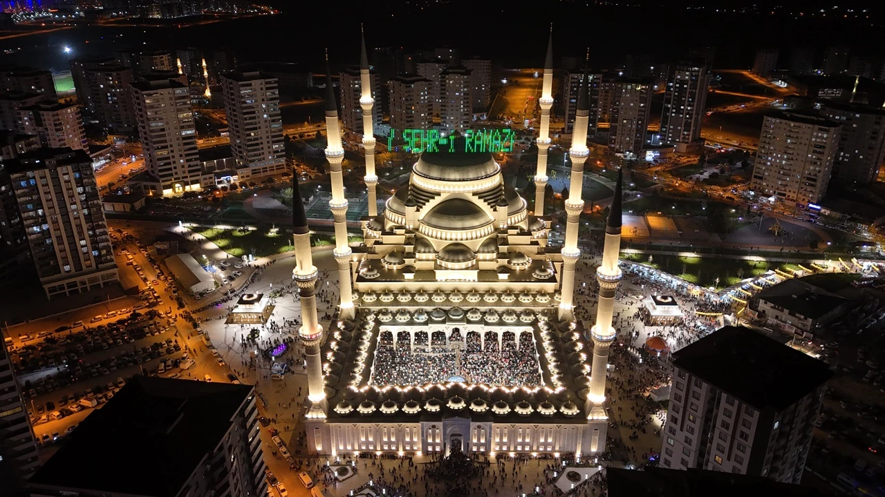 Şahinbey, Sakal-ı Şerif&rsquo;i vatandaşlarla buluşturuyor