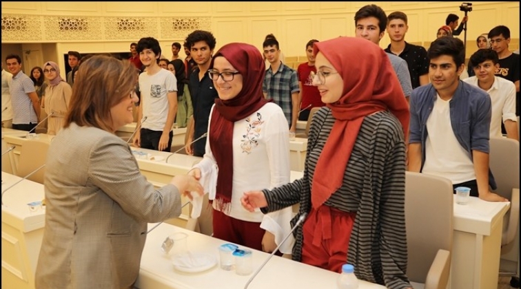 Şahin'den YKS'de başarılı olan &ouml;ğrencilere &ouml;d&uuml;l