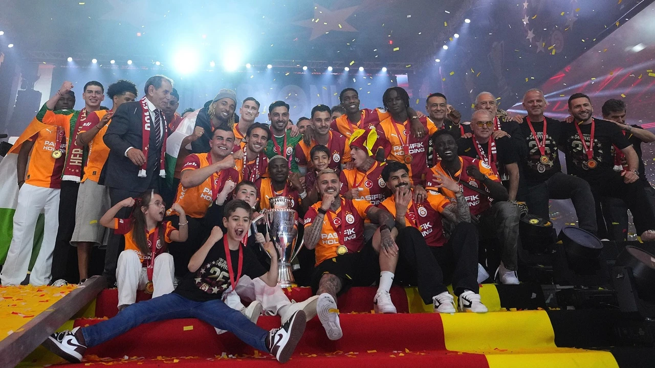 Şampiyon Galatasaray, Rams Park&rsquo;ta kupasına kavuştu