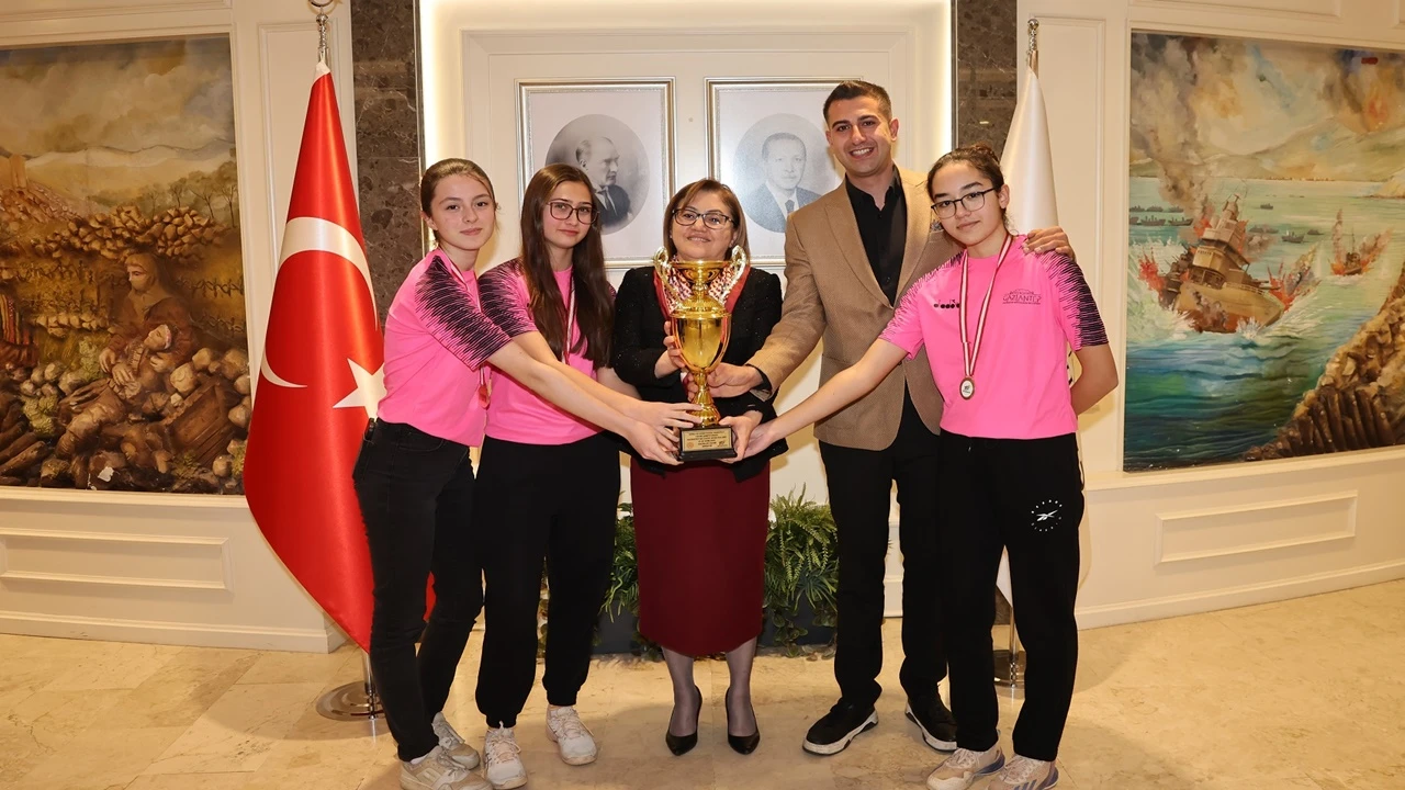 Şampiyon sporcular Fatma Şahin&rsquo;i ziyaret etti