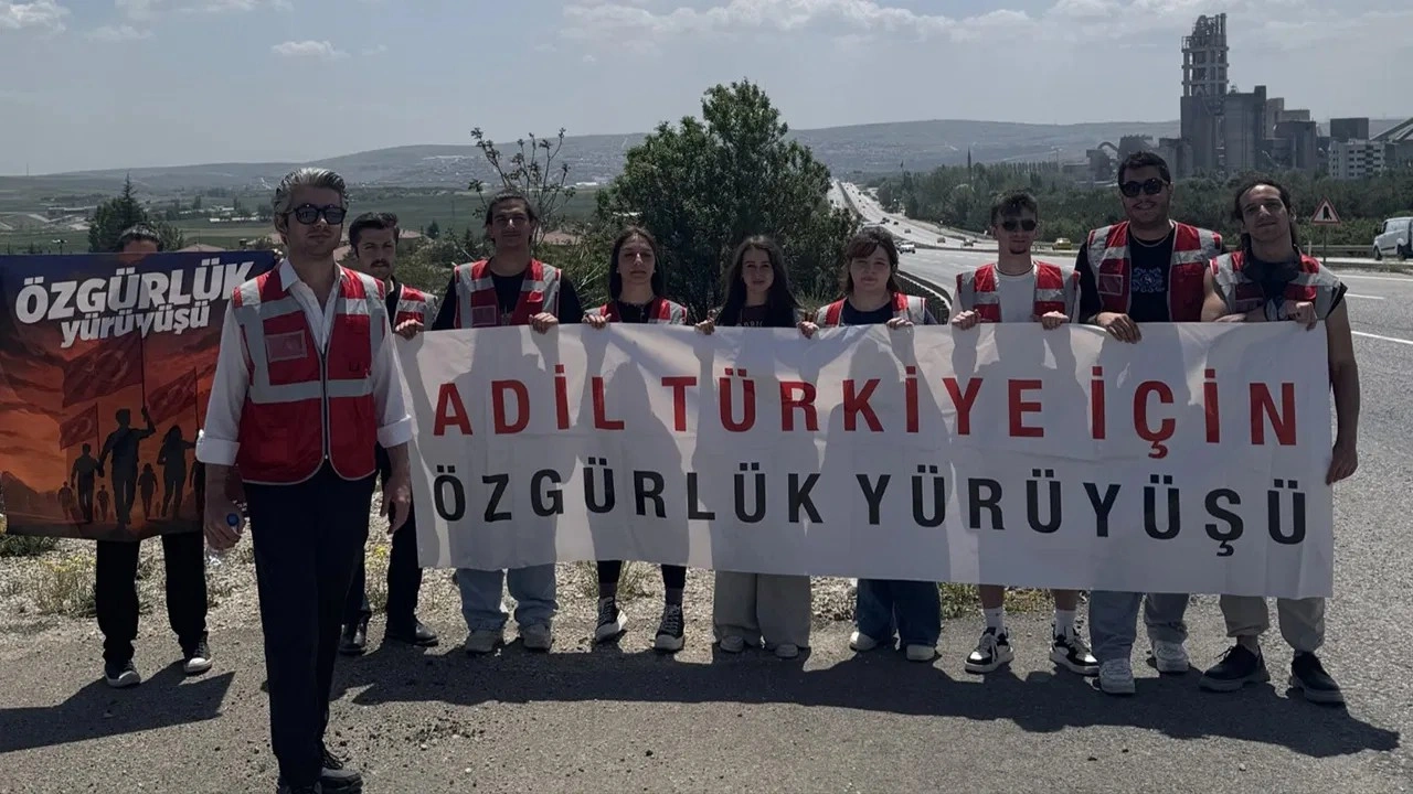 Samsun’dan Ankara’ya yürüyen gençler Ulus Meydanı’ndaki Zafer Anıtı önünde karşılandı