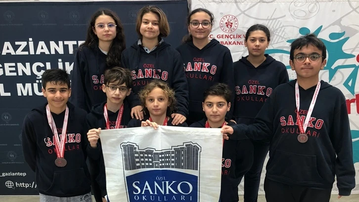 Sanko Okulları'nın yüzme başarısı