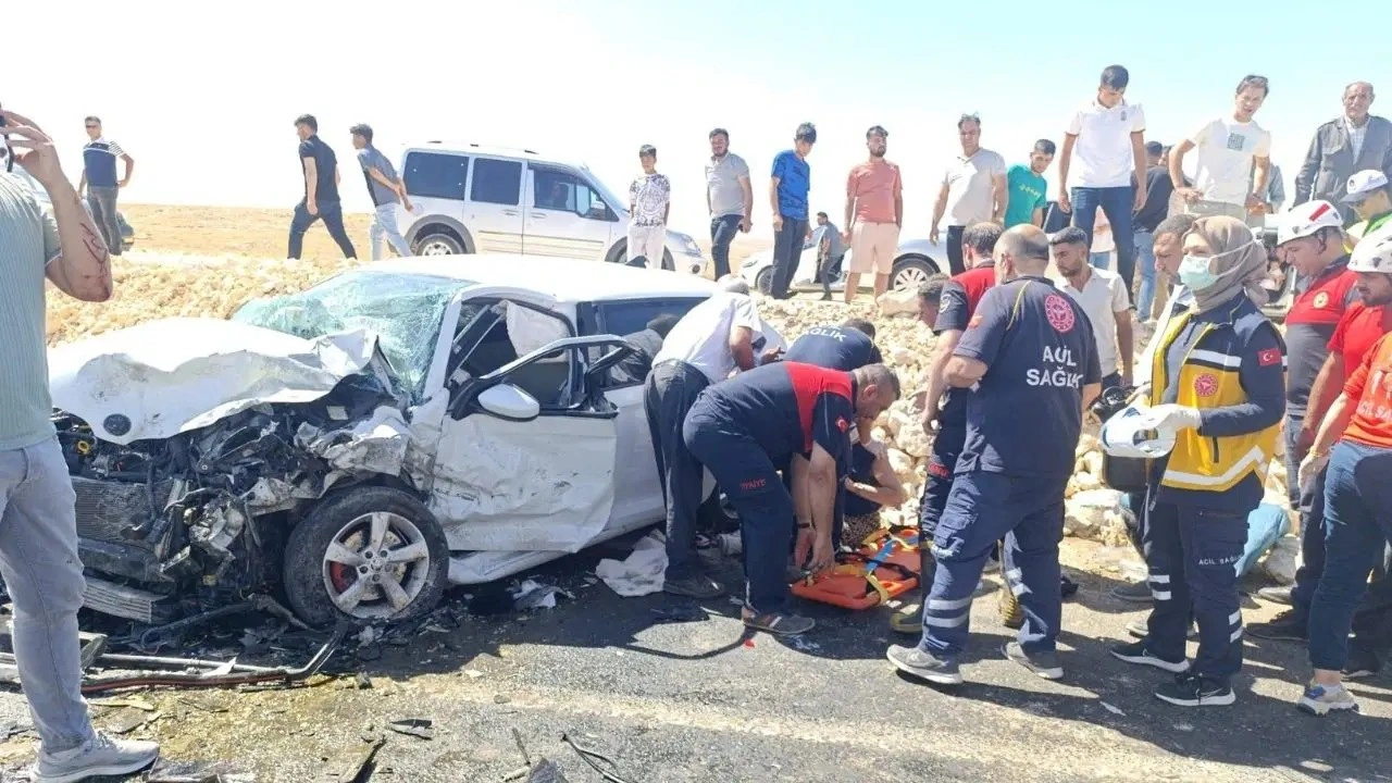 Şanlıurfa’da iki otomobil kafa kafaya çarpıştı: 5 yaralı