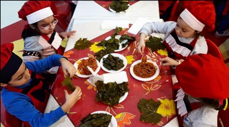 Se&ccedil;kinli miniklerden yaprak sarması etkinliği