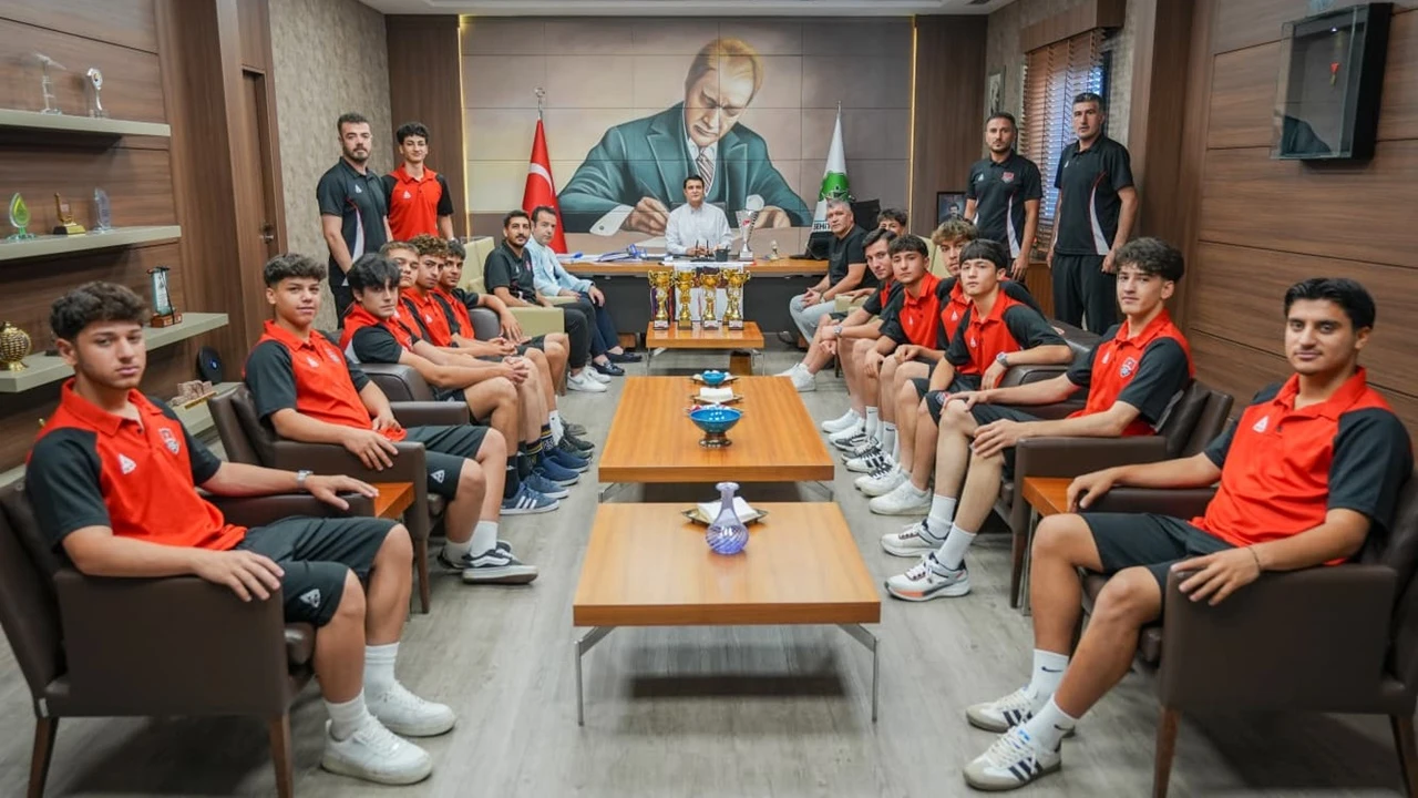 Şehitkamil Belediyespor U18 takımı T&uuml;rkiye &uuml;&ccedil;&uuml;nc&uuml;s&uuml;