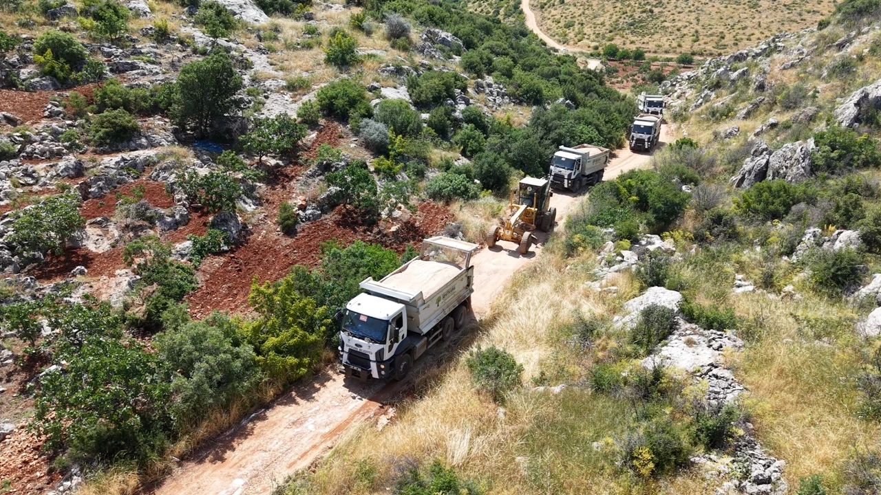 Şehitkamil'de arazi yolu a&ccedil;ma ve yenileme &ccedil;alışmaları 