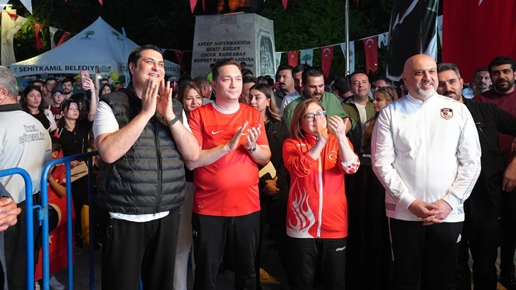 Şehitkamil'de Bayraklı Gençlik Yürüyüşü 