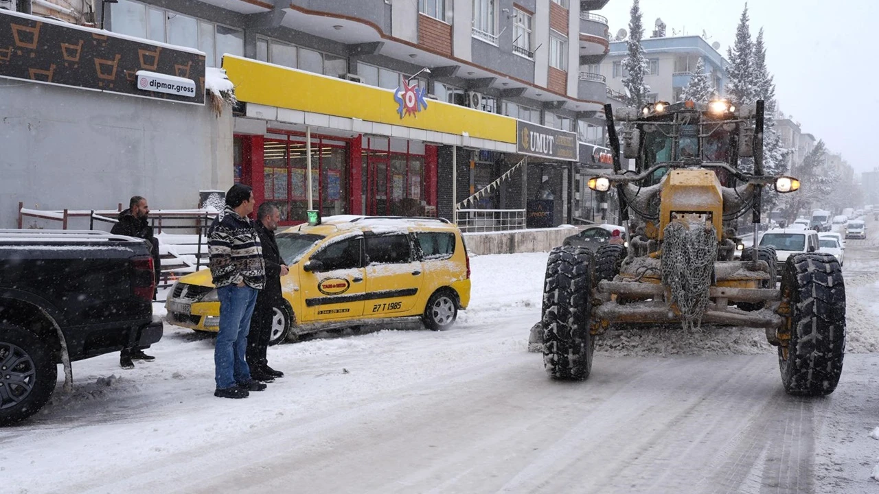 Şehitkamil'de karla m&uuml;cadele seferberliği...