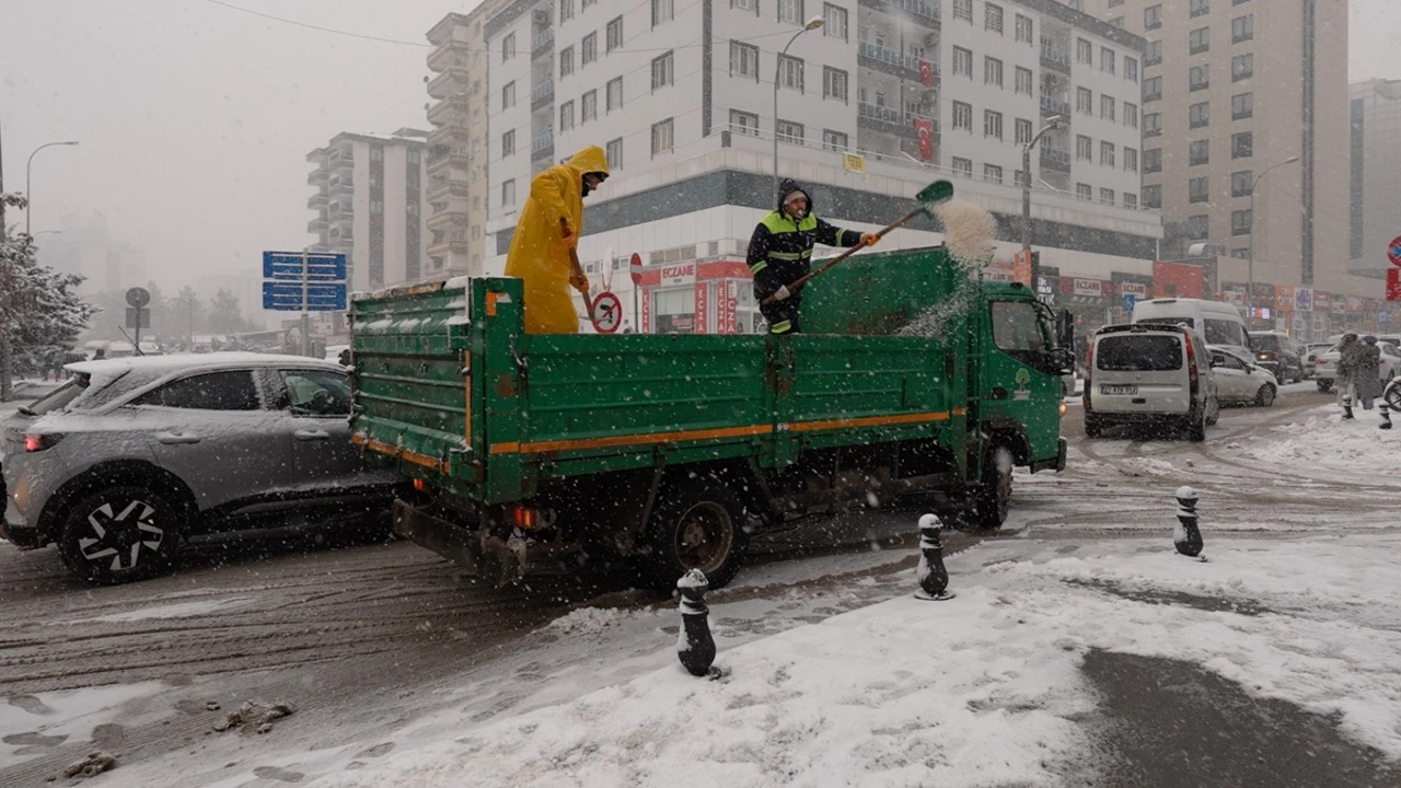 Şehitkamil'de yoğun kar mesaisi