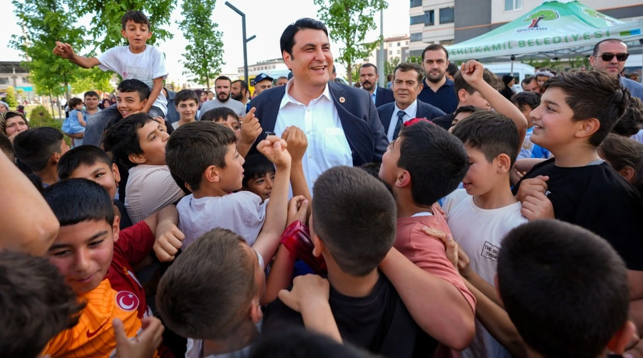 Şehitkamil'den ilk ve ortaokul &ouml;ğrencilerine 8 bin TL 