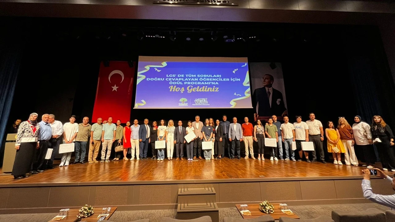 Şehitkamil, LGS'de başarı sağlayan öğrencileri ödüllendirdi 