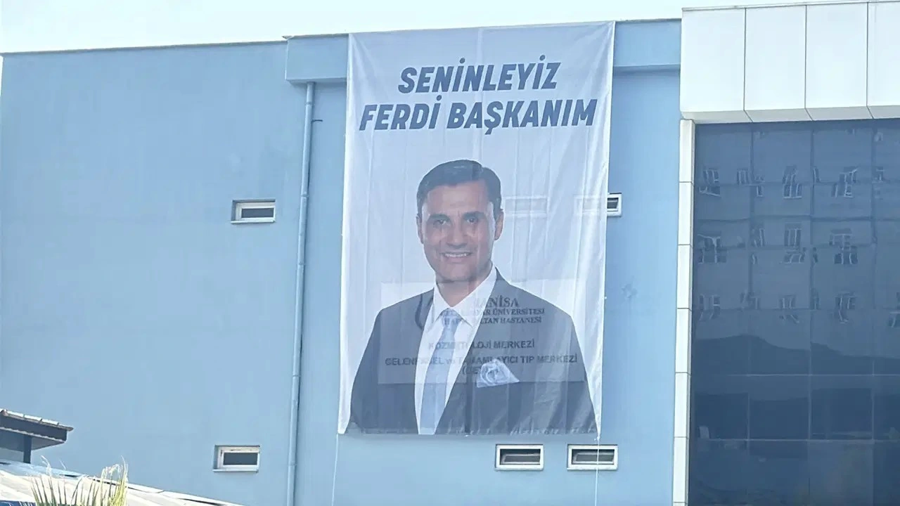 'Seninleyiz Ferdi Başkanım' pankartı hastane duvarına asıldı