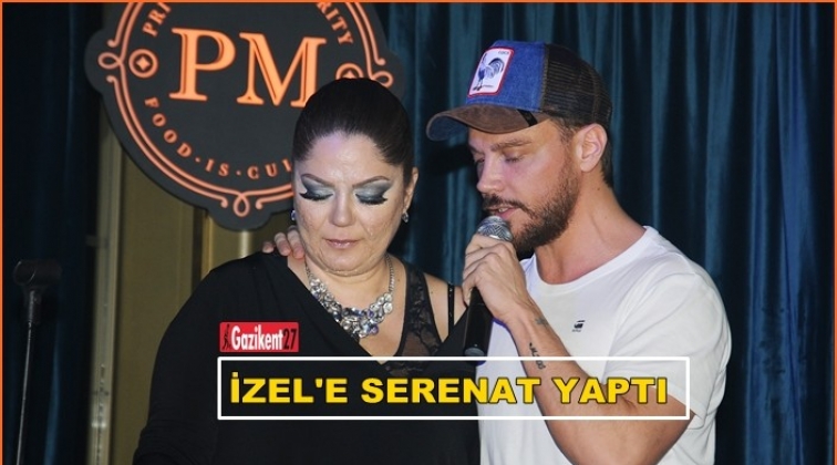 SİNAN AKÇIL, İZEL'E SERENAT YAPTI