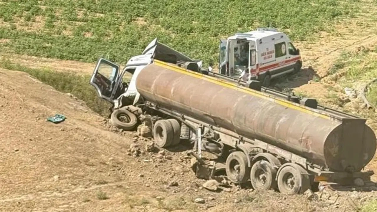 Şırnak’ta faciadan dönüldü! Tanker ile hafif ticari araç çarpıştı: 1'i ağır 2 kişi yaralandı
