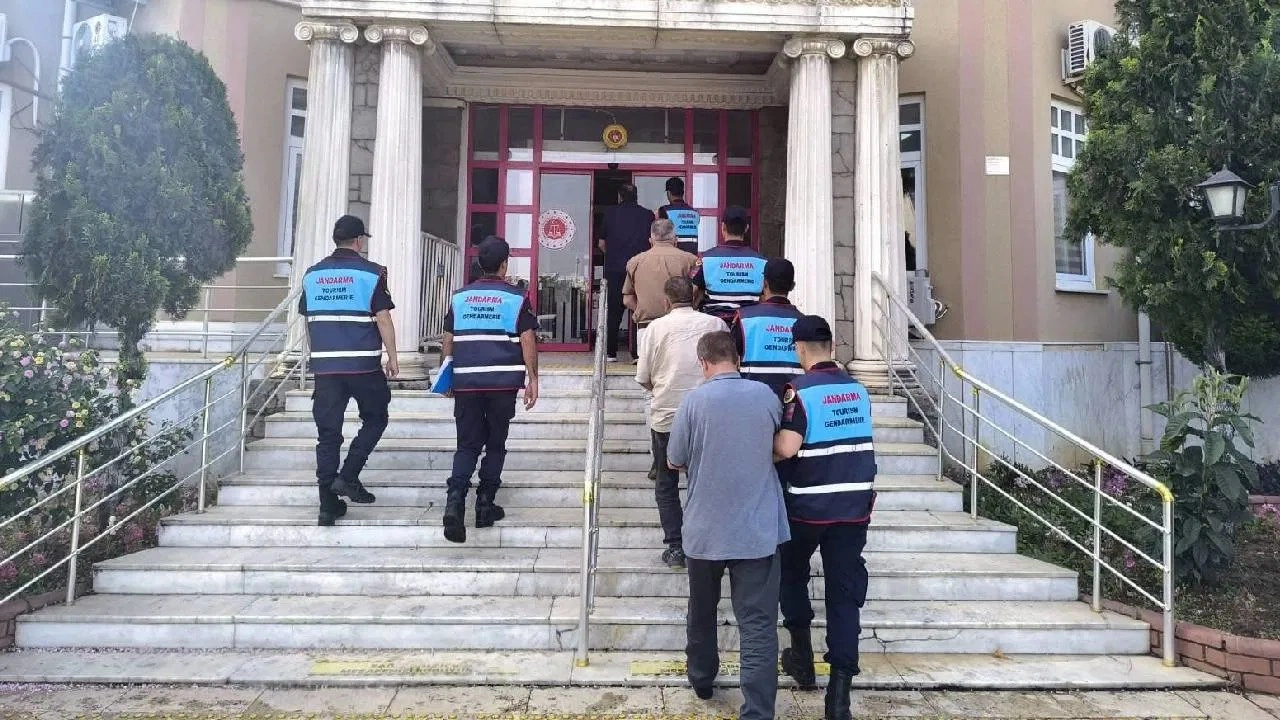 Sit alanında kazı yaparken suçüstü yakalandılar!