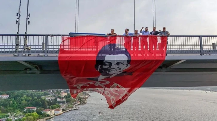 CHP milletvekilleri Boğaziçi Köprüsü'ne 'İmamoğlu'na özgürlük' pankartı astı