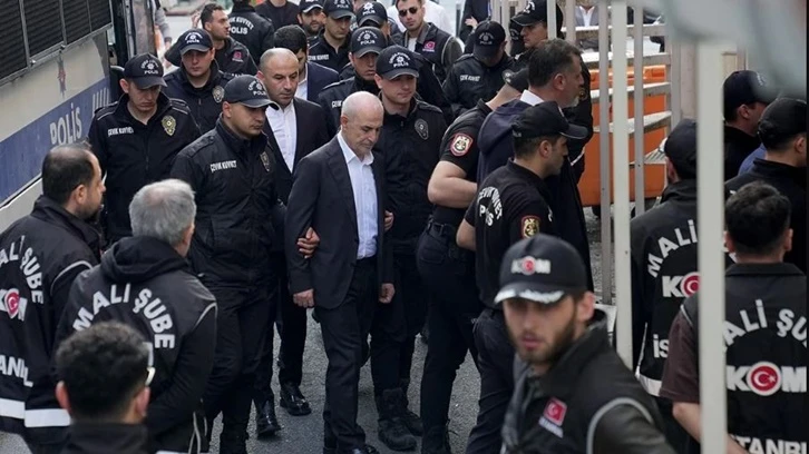 Özgür Çelik'ten sevk görüntülerine çok sert tepki: Nazi toplama kampı gibi...