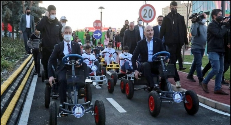 Soylu'dan trafik parkına tam not...