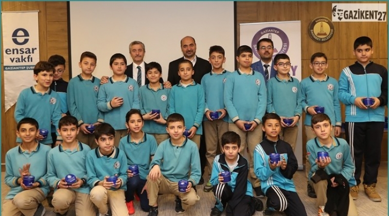 Tahmazoğlu, başarılı &ouml;ğrencilere saat hediye etti