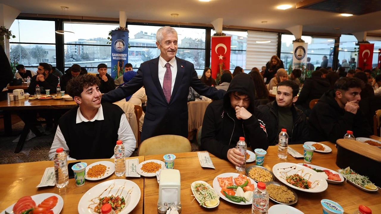 Tahmazoğlu, Bing&ouml;l ve Erzurum&rsquo;da gen&ccedil;lerle buluştu