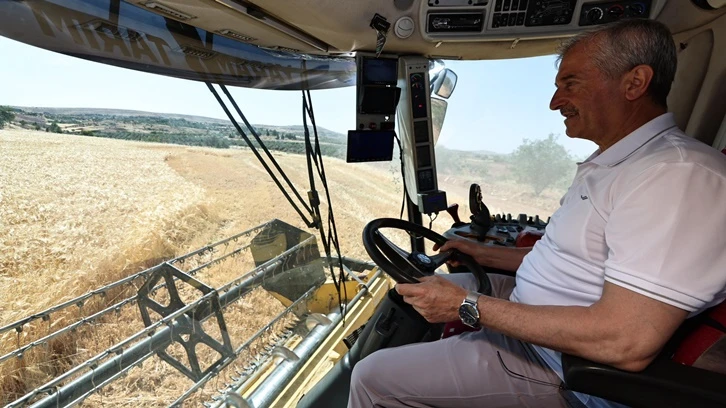 Tahmazoğlu, çiftçinin hasat mutluluğuna ortak oldu