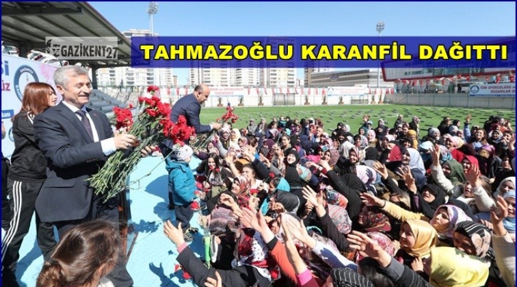 Tahmazoğlu kadınlara karanfil dağıttı