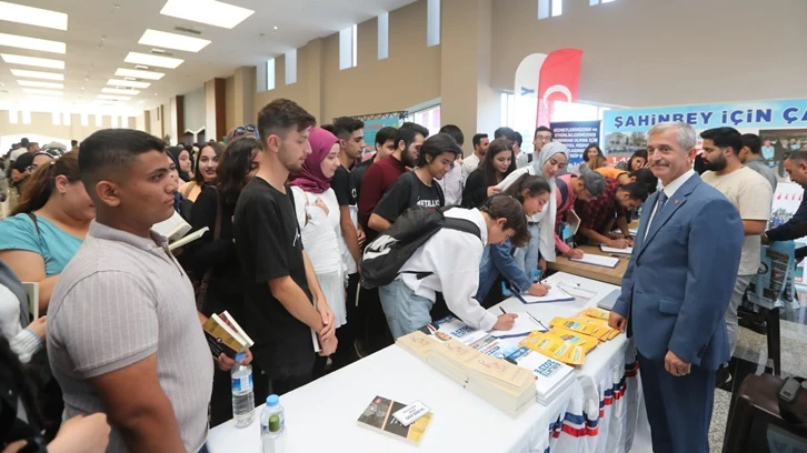 Tahmazoğlu, kayıt yaptıran öğrencilerle bir araya geldi