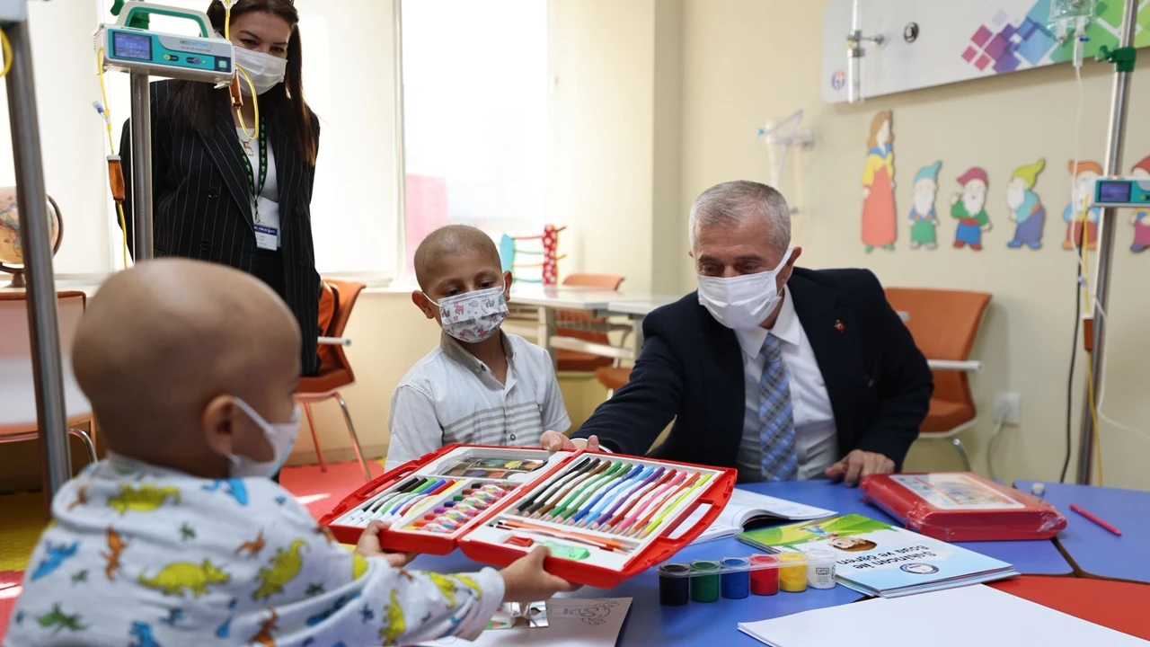 Tahmazoğlu, lösemili çocuklara moral verdi