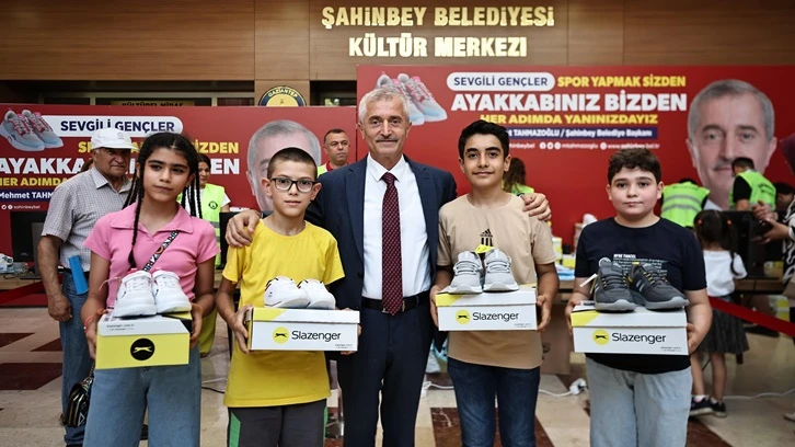 Tahmazoğlu'ndan öğrencilere karne hediyesi 