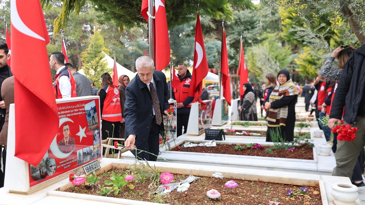 Tahmazoğlu'ndan şehitlik ziyareti