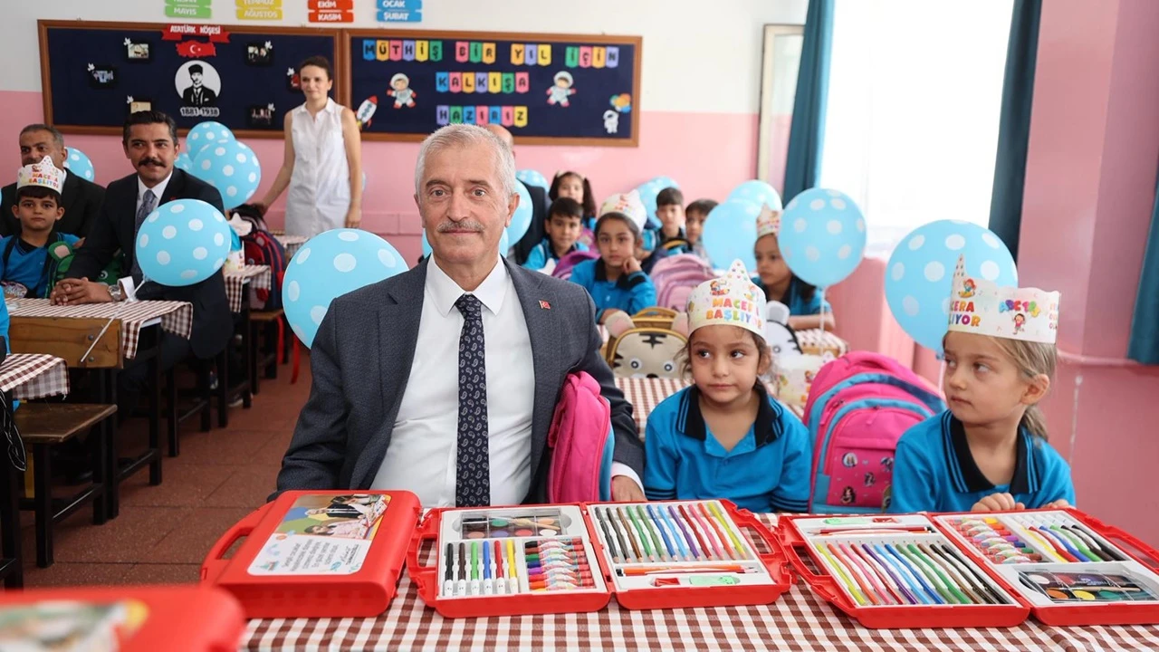 Tahmazoğlu, öğrencilere boyama seti hediye etti