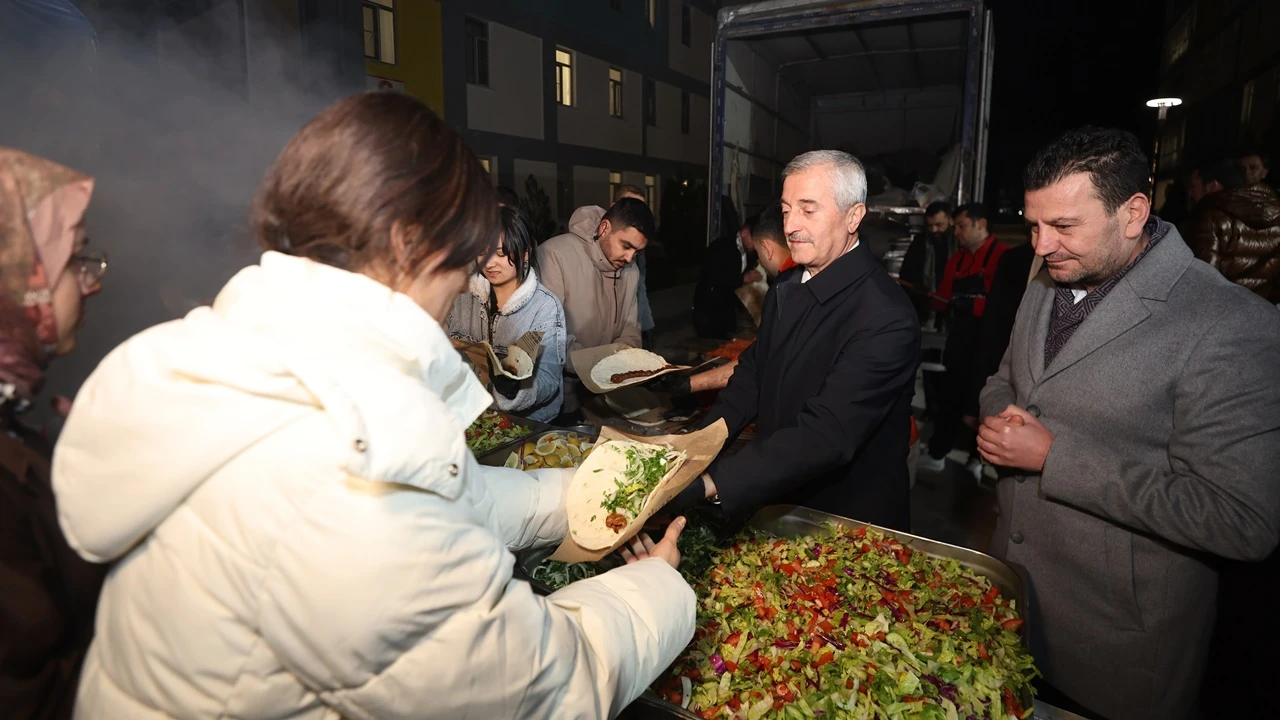 Tahmazoğlu, &ouml;ğrencilerle sahurda buluştu