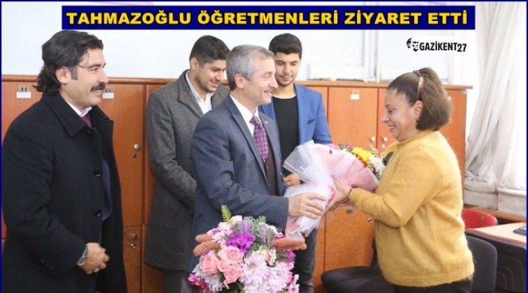 Tahmazoğlu, &ouml;ğretmenlere karanfil dağıttı