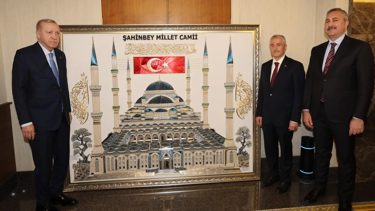 Tahmazoğlu, Şahinbey Millet Cami ve K&uuml;lliyesi&rsquo;nin &ouml;zel filografi tablosunu Erdoğan&rsquo;a hediye etti