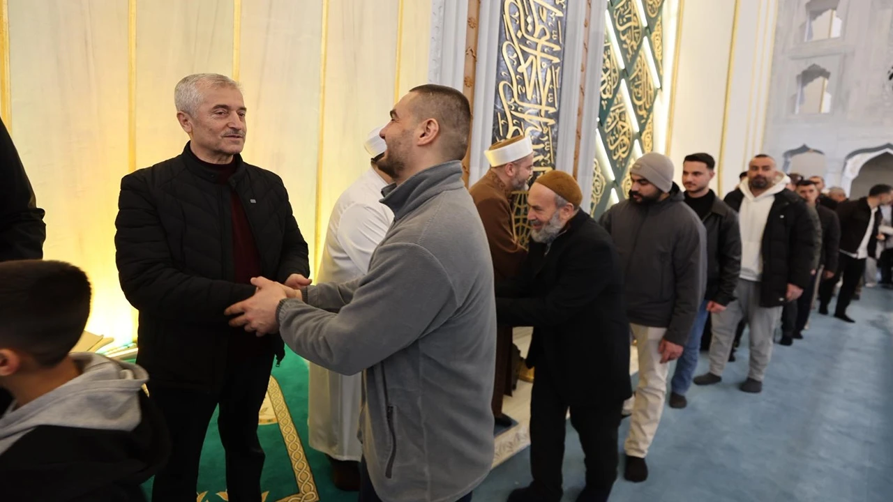 Tahmazoğlu vatandaşlarla bayramlaştı...