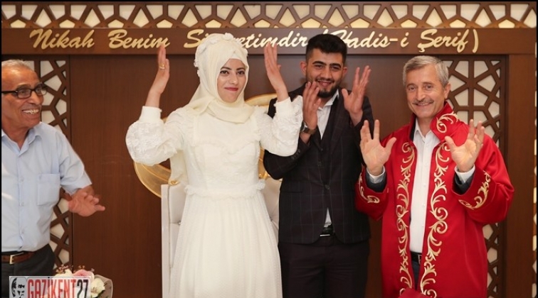 Tahmazoğlu'ndan &ccedil;iftlere s&uuml;rpriz nikah