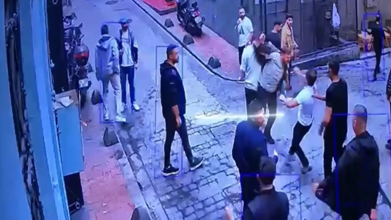 Taksim’de dehşet: Hesap kavgası beyzbol sopalı saldırıya dönüştü!