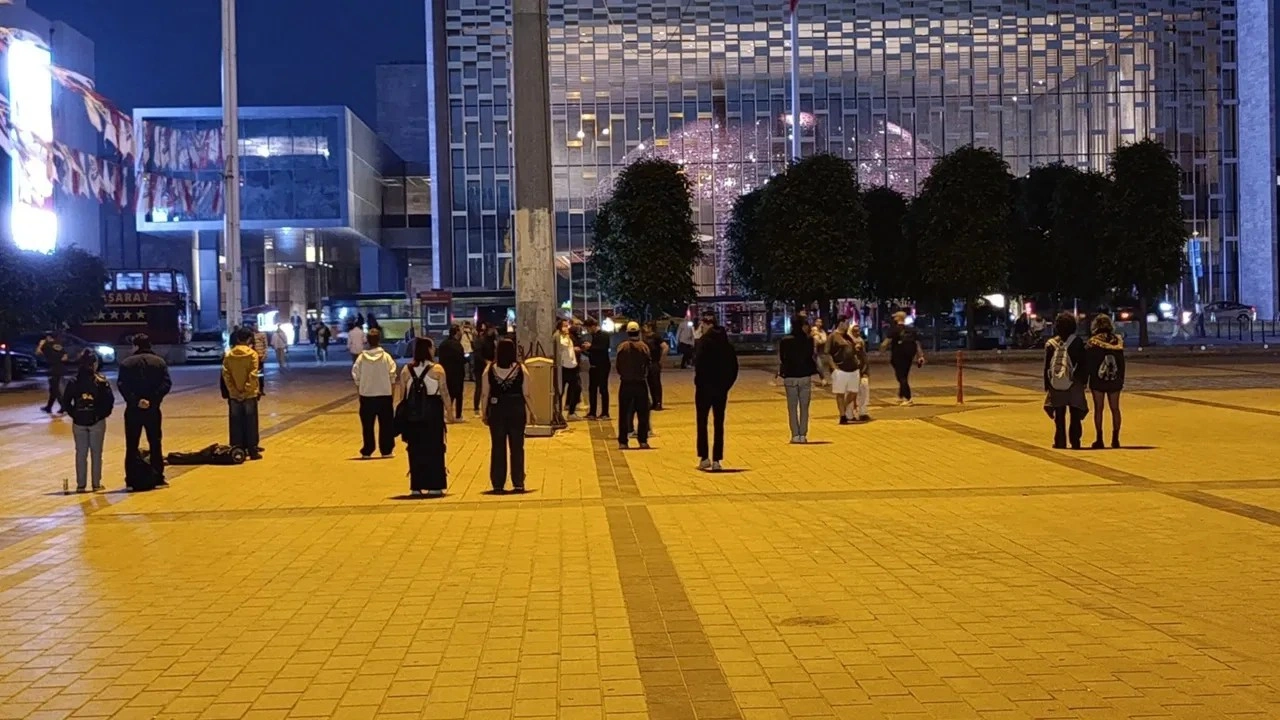 Taksim'de 'Duran Adam' eylemi... 18 genç gözaltına alındı!