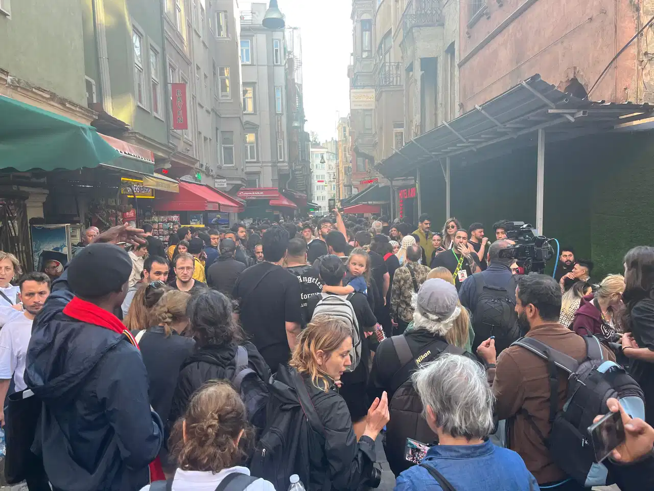  Taksim İstiklal Caddesi'ne  barikat engeli; Yurttaşlar Gezi'nin 12. yıl dönümü için toplandı!