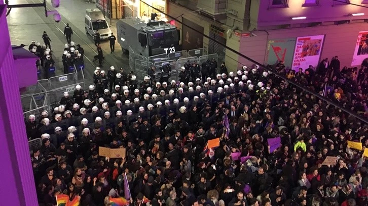 Taksim Meydanı kadınlara yine kapatıldı!