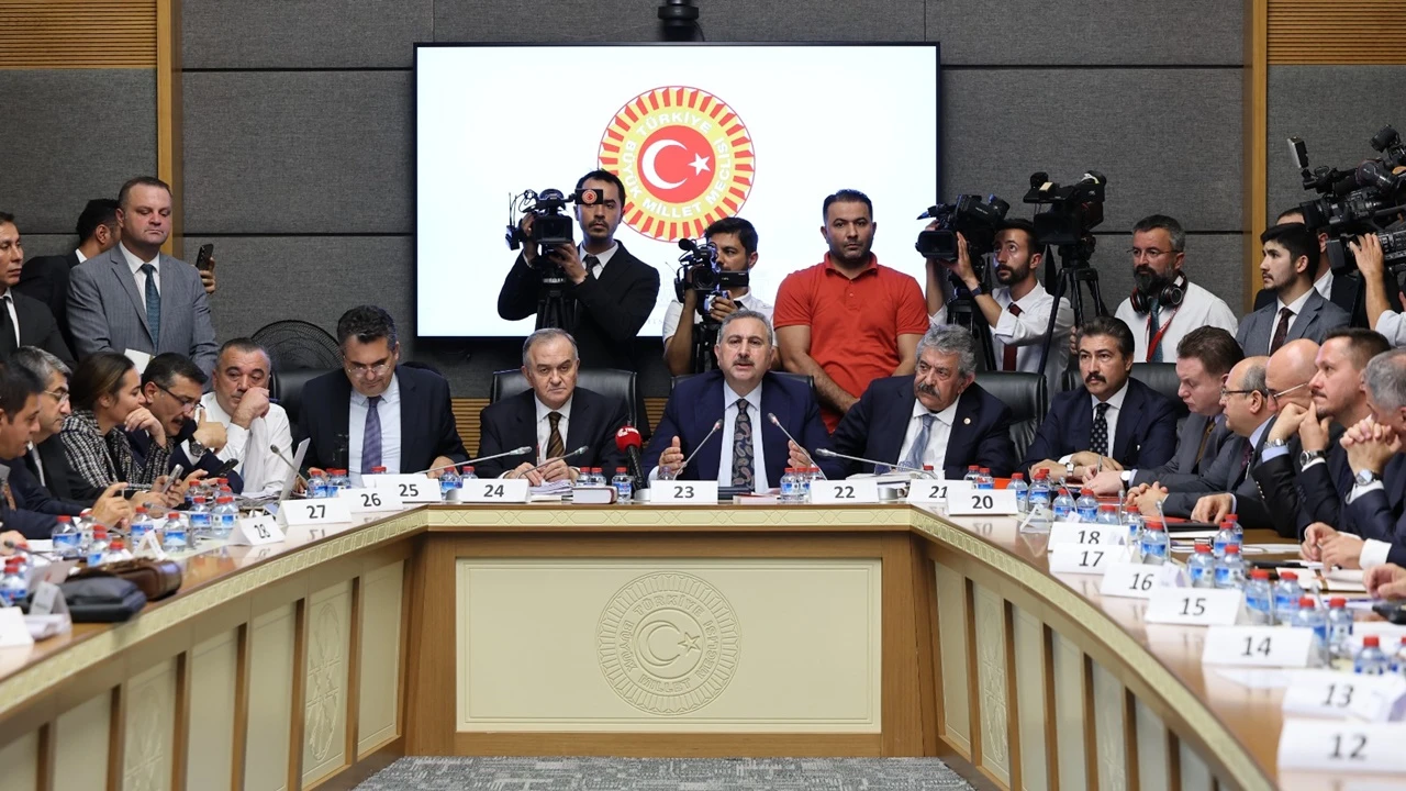 TBMM Adalet Komisyonu&rsquo;nda &ccedil;er&ccedil;eve yasa tartışmalarla başladı