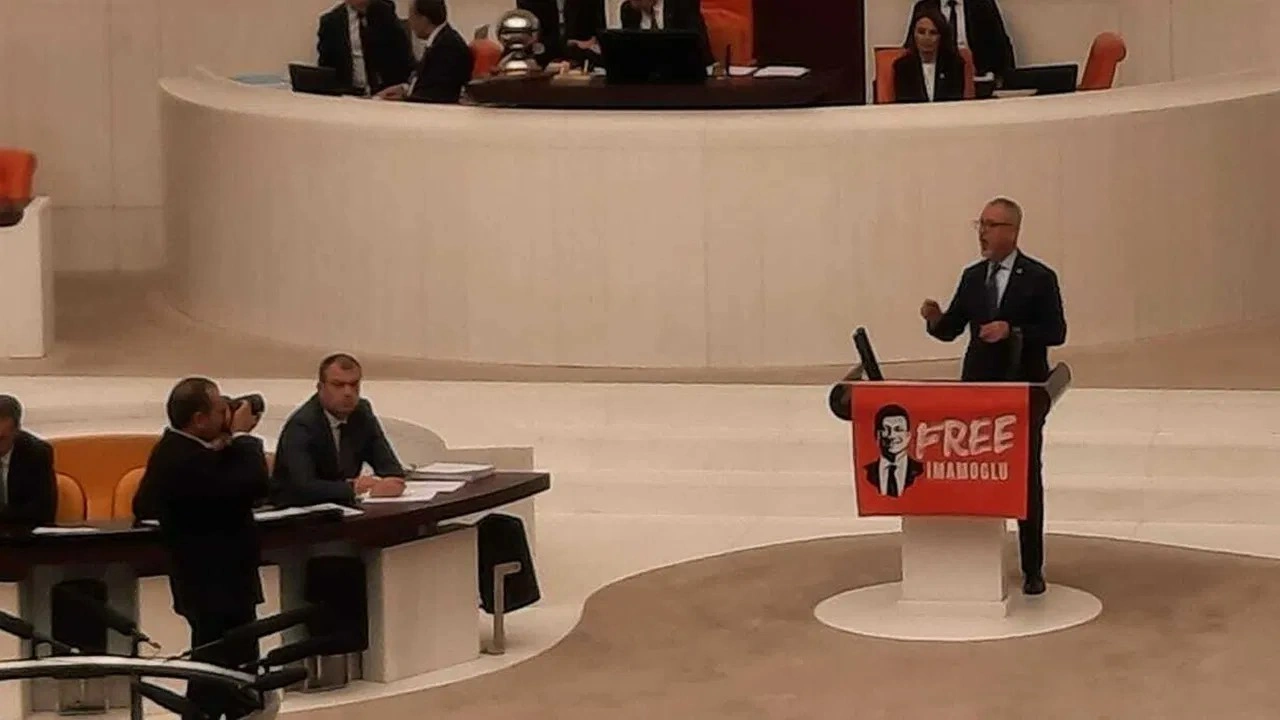 TBMM'de 'Free İmamoğlu' tartışması... ‘Resmini görünce niye kışkırasınız ki?’