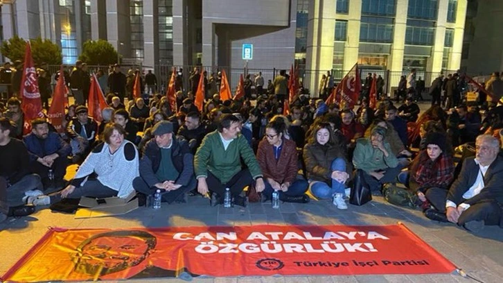 TİP, mahkeme önünde oturma eylemi başlattı...