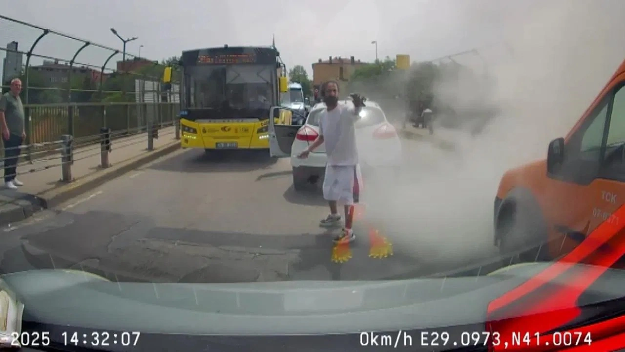 Trafikte tartıştığı bıçaklı saldırgana yangın tüpüyle karşılık verdi!