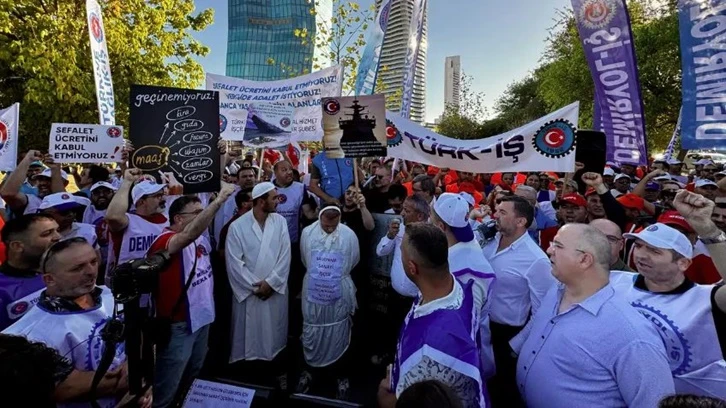 TÜRK-İŞ’ten AKP önünde tabutlu imamlı eylem