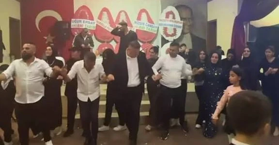 Türkiye şehitlerine ağlarken, AKP'li Başkan düğünde halay çekti!