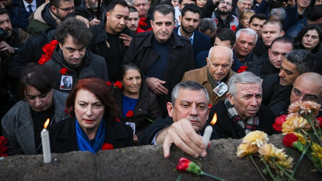 Uğur Mumcu, Ankara Karlı Sokak'taki evinin &ouml;n&uuml;nde 't&uuml;rk&uuml;lerle' anıldı