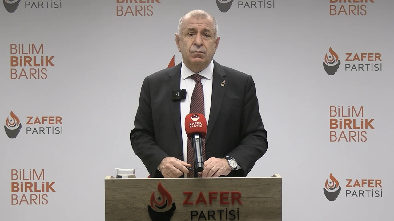 &Uuml;mit &Ouml;zdağ: AK Parti kendi i&ccedil;inde par&ccedil;alanmıştır!