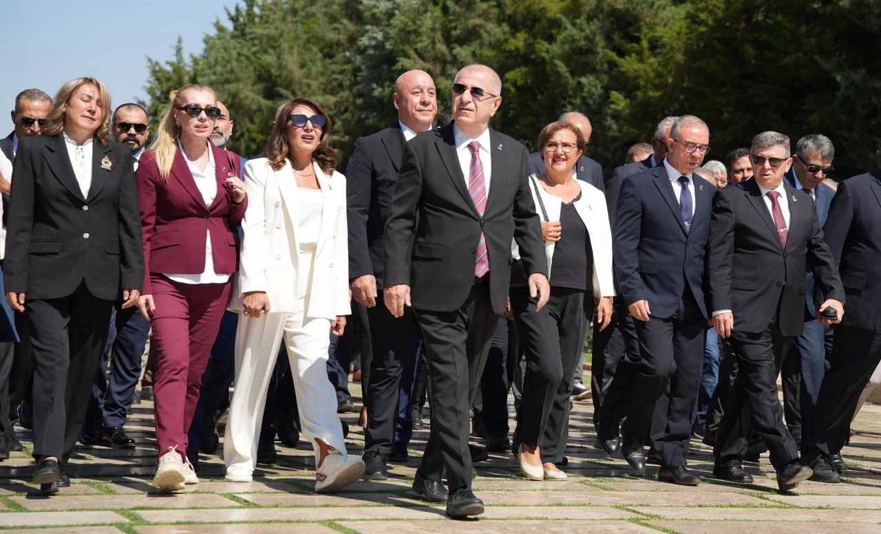 &Uuml;mit &Ouml;zdağ, partisinin kuruluş yıld&ouml;n&uuml;m&uuml;nde Anıtkabir'i ziyaret etti
