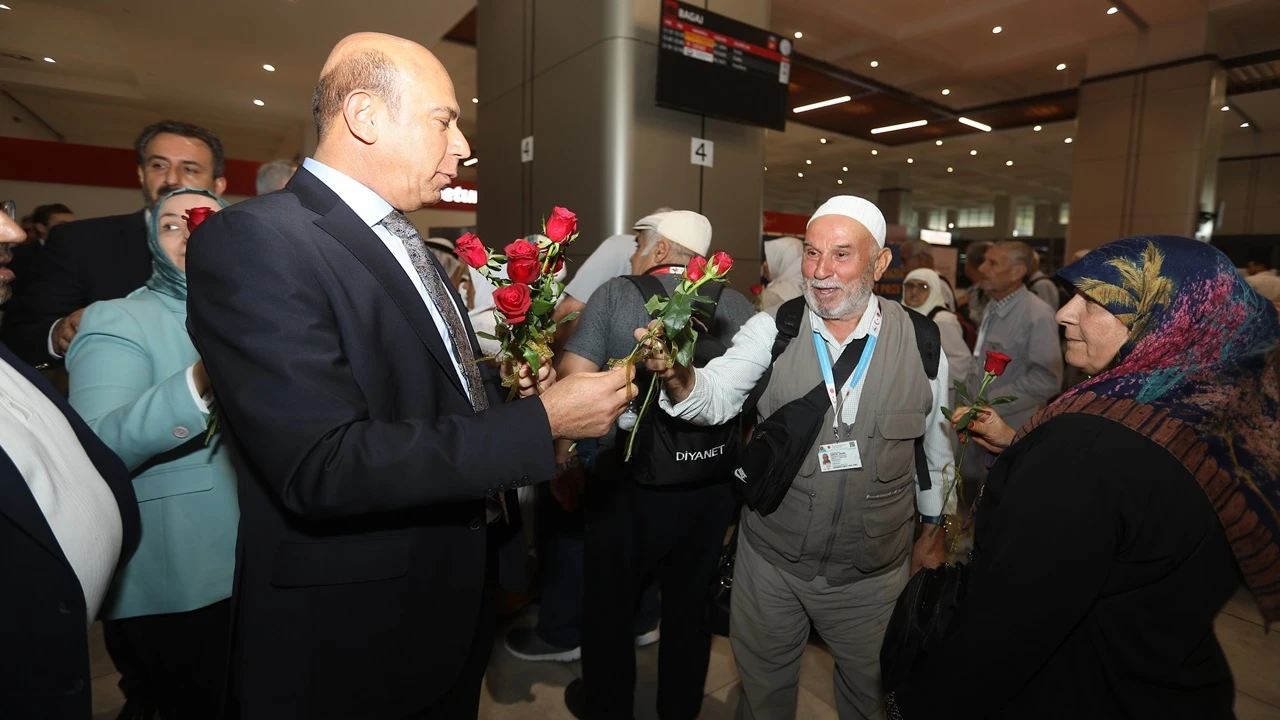 UMRE'ye giden ilk kafile yurda döndü